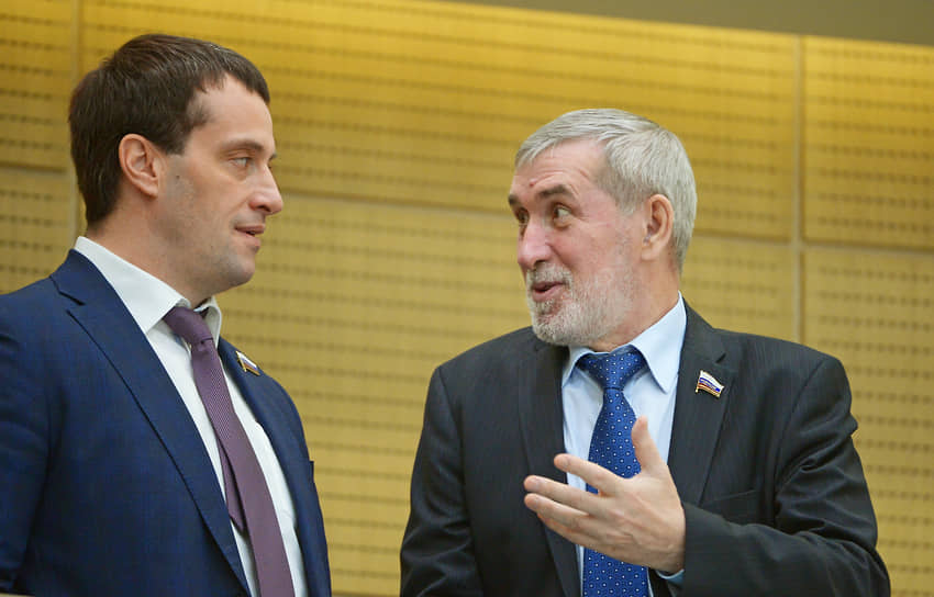 Сенатор РФ от Ханты-Мансийского автономного округа (ХМАО) Эдуард Исаков (слева) заявил, что с иронией воспринял попадание в санкционный список Европейского союза (ЕС), добавив при этом, что ожидал этого.