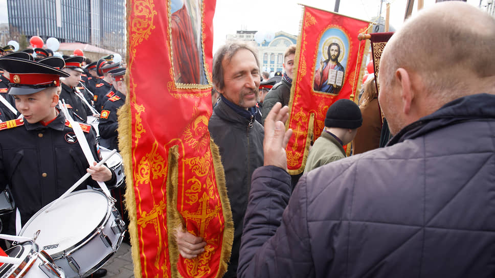 Праздничный крестный ход от Свято-Троицкого собора до Храма-на-Крови