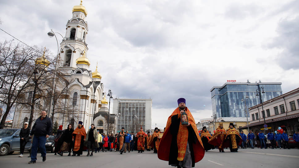 Праздничный крестный ход от Свято-Троицкого собора до Храма-на-Крови