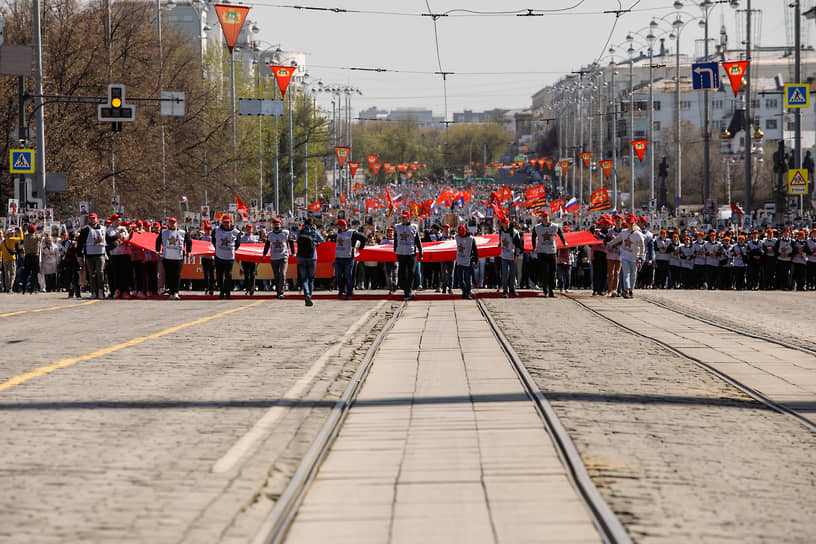 Участники акции памяти &quot;Бессмертный полк&quot; в Екатеринбурге 