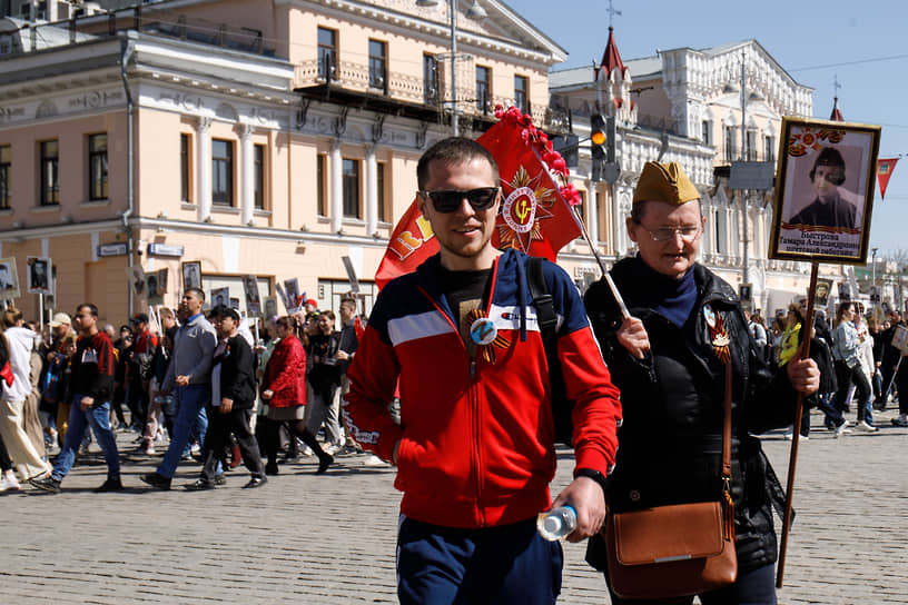 Участники акции памяти &quot;Бессмертный полк&quot; в Екатеринбурге 