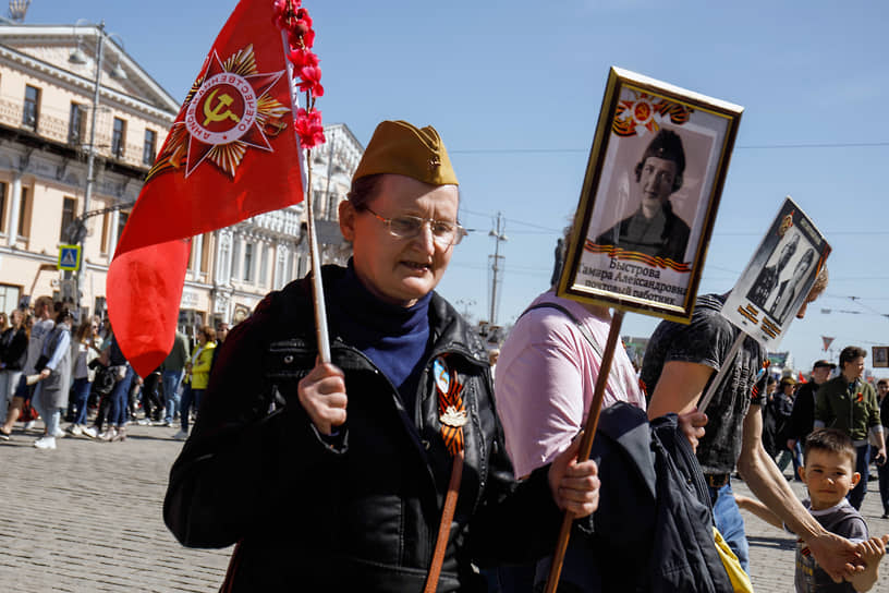 Участники акции памяти &quot;Бессмертный полк&quot; в Екатеринбурге 