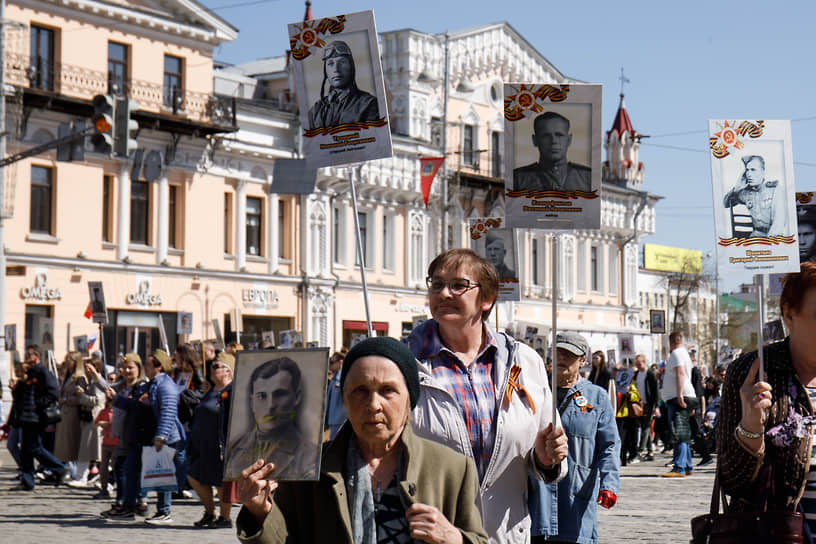 Участники акции памяти &quot;Бессмертный полк&quot; в Екатеринбурге 