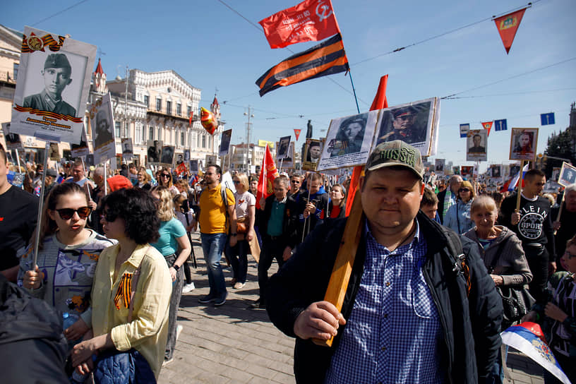 Участники акции памяти &quot;Бессмертный полк&quot; в Екатеринбурге 