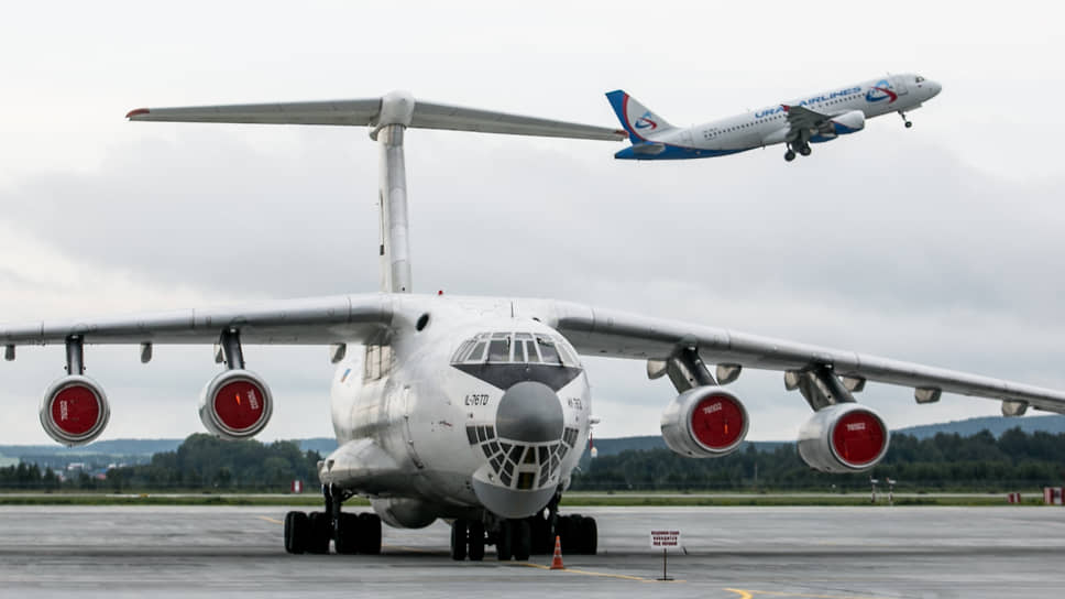 Самолеты Airbus авиакомпании &quot;Уральские авиалинии&quot; и Ил-76 в аэропорту Кольцово.

