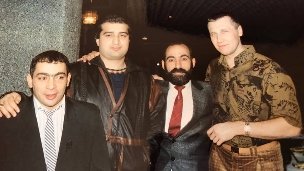 Олег Вагин во время празднования своего 30-летия (ноябрь 1990 года). На фото: Павел Тарланов, Эдуард Казарян, Гарик Оганесян, Олег Вагин