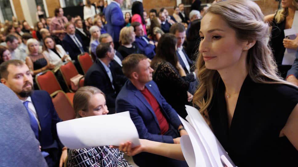 Менеджер отдела конференций и PR ИД &quot;Коммерсантъ-Урал&quot; Елена Лаврентьева перед началом церемонии