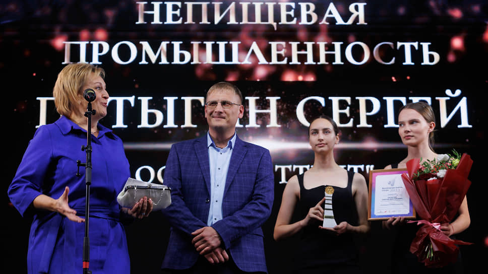 Коммерческий директор ООО &quot;Производственная компания Элиттент&quot; Татьяна Савельева во время получения награды