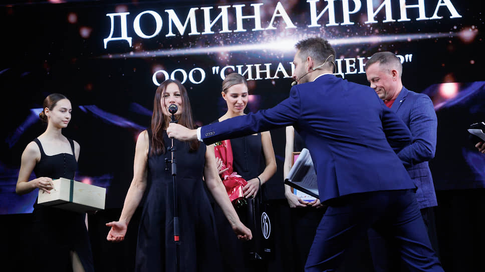  Елена Горобинская, начальник отдела продвижения Культурно-выставочного комплекса «Синара Центр» во время получения награды в номинации &quot;Креативные индустрии&quot;