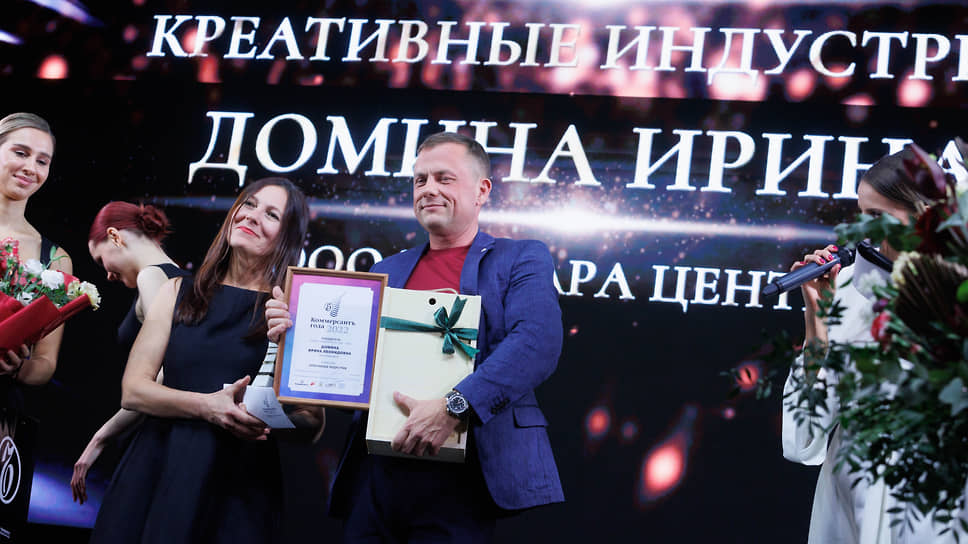  Елена Горобинская, начальник отдела продвижения Культурно-выставочного комплекса «Синара Центр» и директор «Свердловского областного фонда поддержки предпринимательства» (СОФПП) Валерий Пиличев во время церемонии награждения