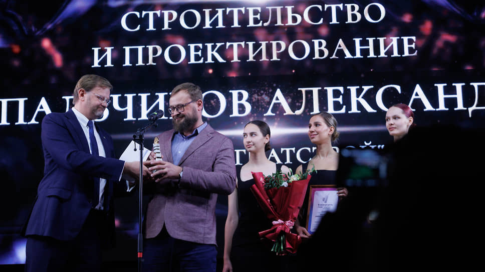  Генеральный директор СРО «Уральское объединение строителей», член правления СРО «Лига проектных организаций» Сергей Ренжин вручает награду Александру Пальчикову, директору ООО &quot;Магнат Строй&quot;