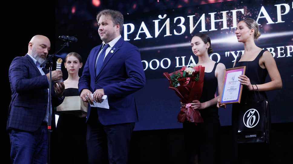  Кирилл Скуратов коммерческий директор Авиакомпании «Уральские авиалинии» вручает награду Артёму Райзингу, директору ООО &quot;Центр дополнительного профессионального образования УниверсУм&quot;, победителю в номинации &quot;Услуги&quot;