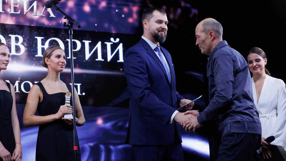 Станислав Севостьянов, директор по развитию бизнеса макрорегиона УРАЛ компании Яндекс Маркет вручает награду Юрию Климову, победителю в номинации &quot;Торговля Ритейл&quot;