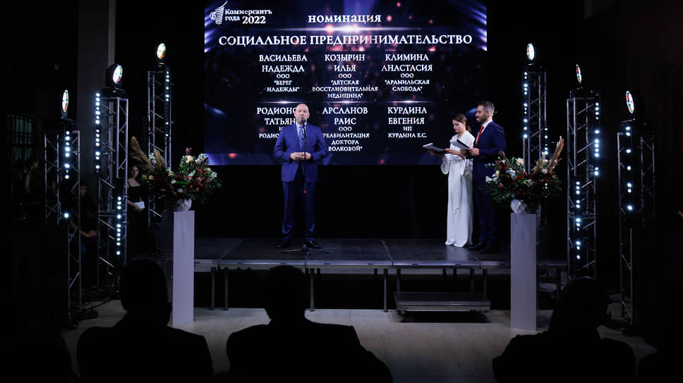 Церемония награждения победителей конкурса «Коммерсантъ года», организованного ИД «Коммерсантъ-Урал» среди представителей малого и среднего бизнеса (МСБ) Свердловской области в центре искусств &quot;Главный проспект&quot; в Екатеринбурге. Денис Бабушкин, управляющий директор дивизиона Екатеринбург Уральского банка реконструкции и развития во время церемонии