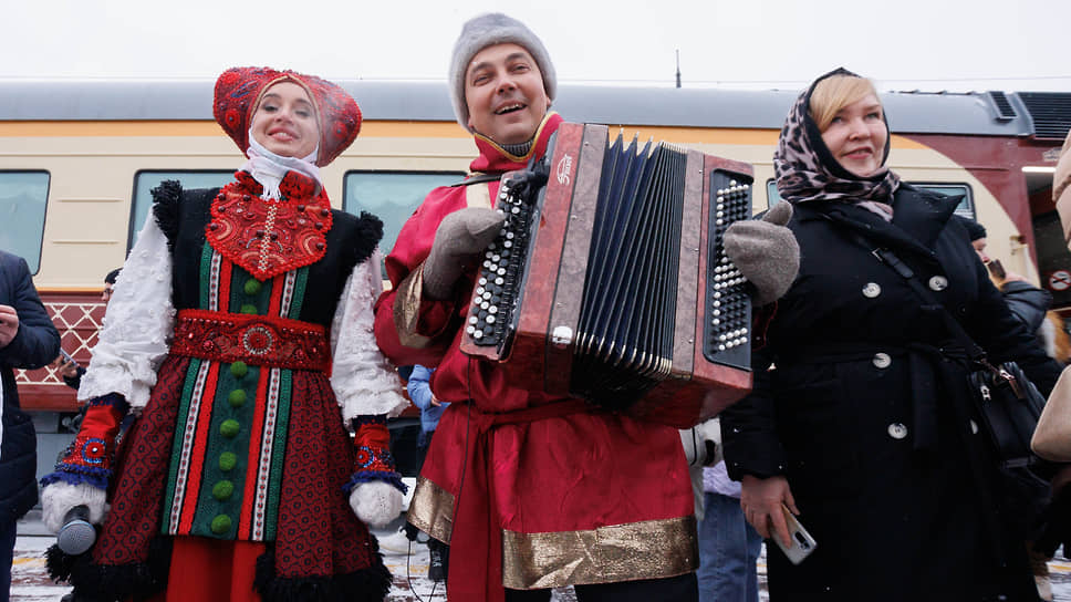 Встречали и провожали гостей под звуки баяна