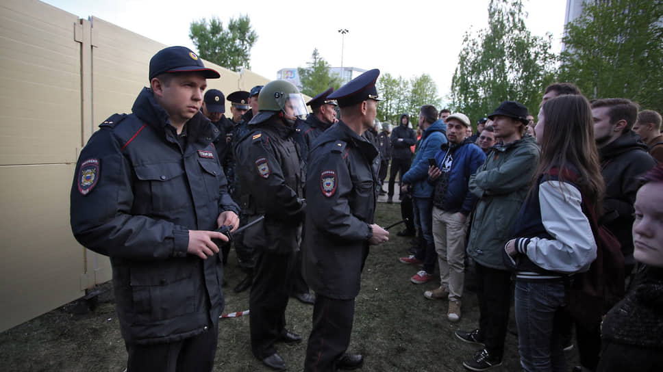 Противостояние защитников и противников строительства храма Святой Екатерины в сквере на Октябрьской площади