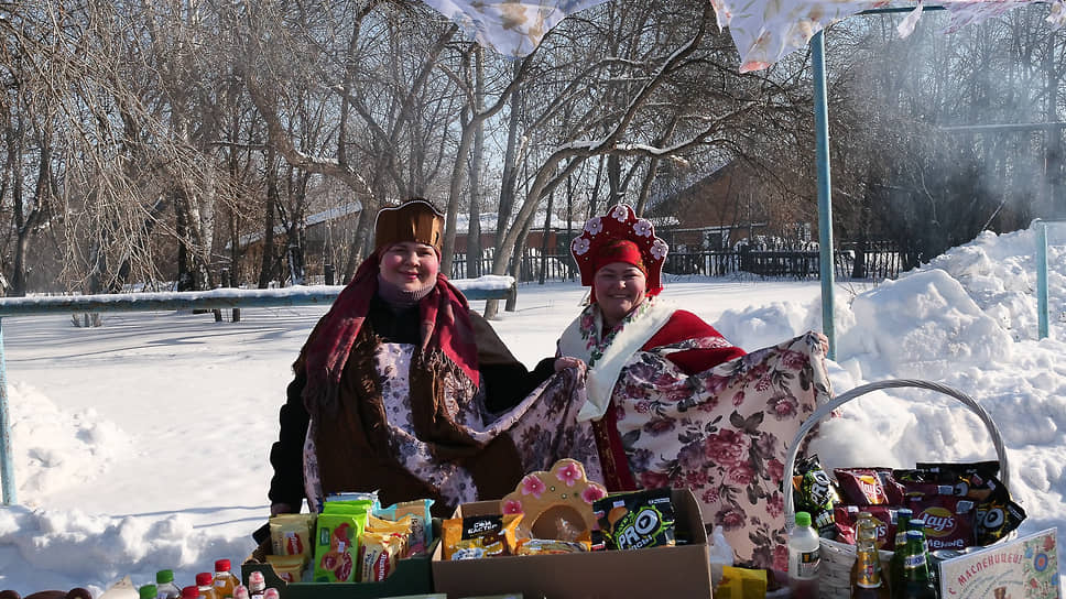 Ярмарка около сельского дома культуры железнодорожной станции Тугулым 