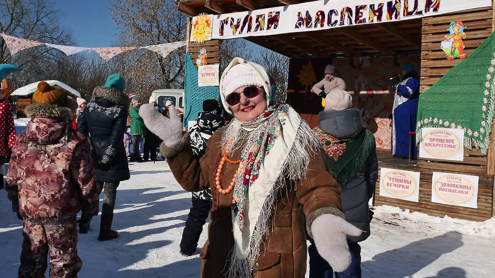 Празднование Масленицы около сельского дома культуры железнодорожной станции Тугулым