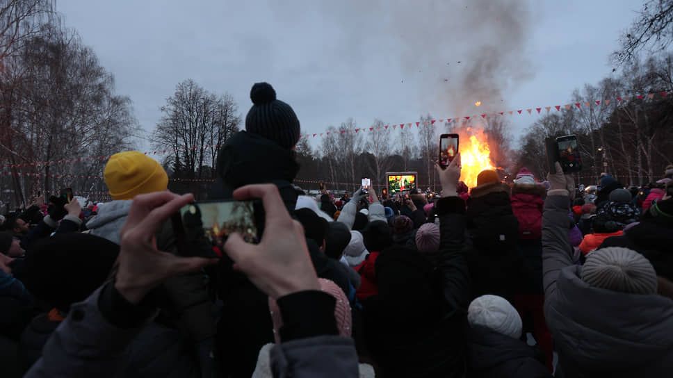 Обряд сжигания чучела Масленицы в Парке Маяковского