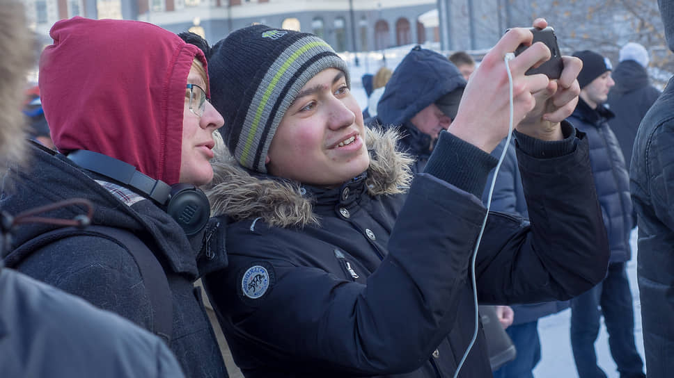 За сносном самого высокого недостроя наблюдало большое количество людей