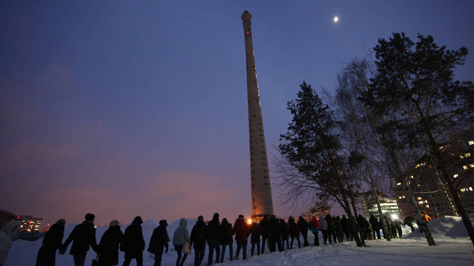 Возражая, против сноса строения, ставшего одной из визитных карточек города, жители несколько раз обнимали башню