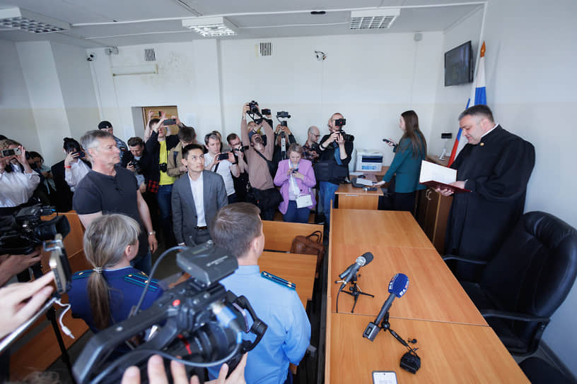 Вынесение приговора по уголовному делу бывшего мэра Екатеринбурга Евгения Ройзмана (признан в России иноагентом)