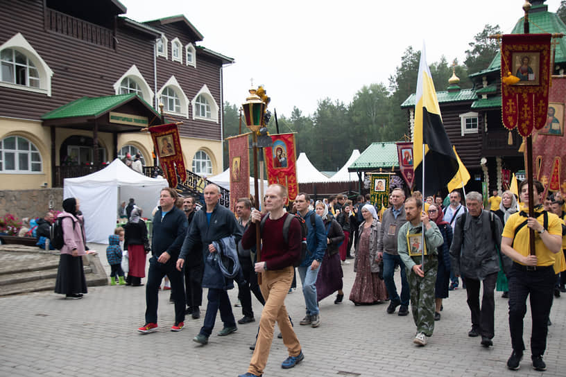 Царский крестный ход проходит от Храма-Памятника на Крови до монастыря во имя святых Царственных страстотерпцев на Ганиной Яме