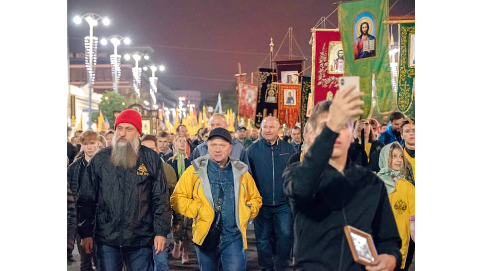  Верующие во время Крестного хода от Храма-Памятника на Крови до монастыря во имя святых Царственных страстотерпцев на Ганиной Яме в Екатеринбурге, в память об убийстве последнего российского императора Николая II