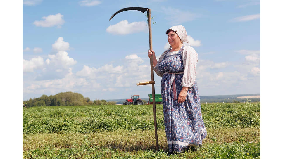 Участница конкурса косарей на выставке сельскохозяйственной техники &quot;День поля&quot; в Ирбитском районе