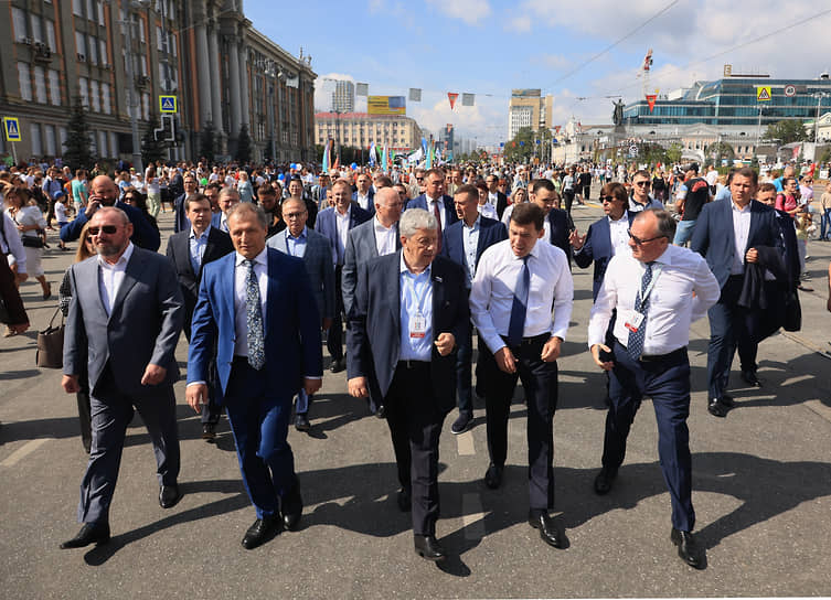 Праздничное шествие к памятнику основателям Екатеринбурга Василию Татищеву и Вильгельму де Геннину.