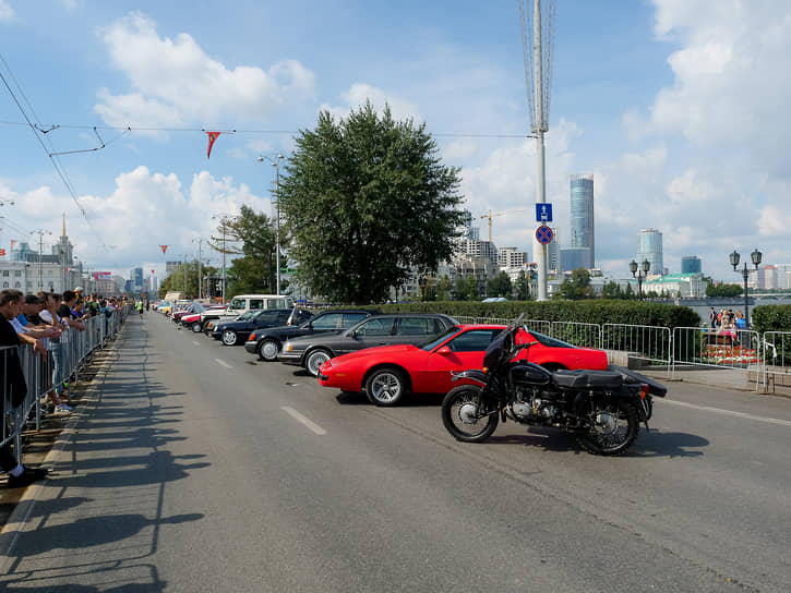 Выставка ретро автомобилей и мотоциклов на плотине Городского пруда