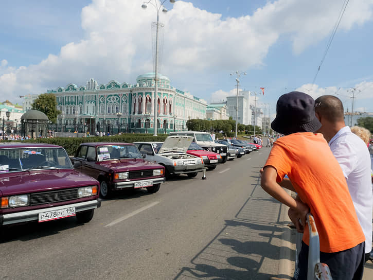 Выставка ретро автомобилей и мотоциклов на плотине Городского пруда