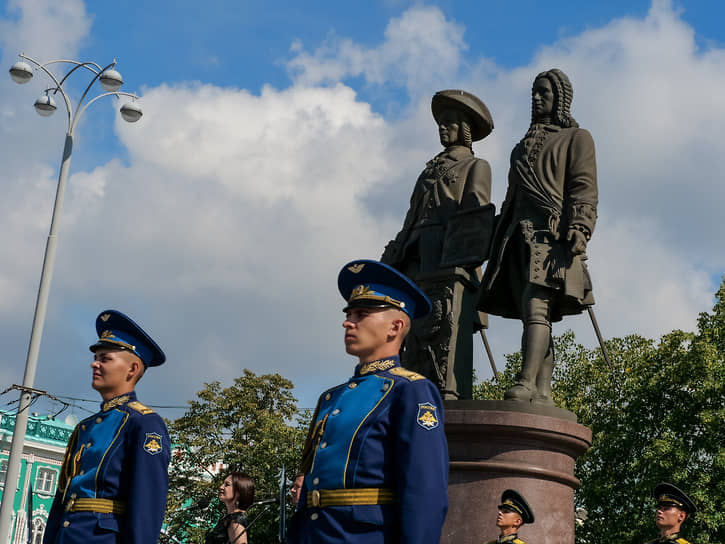 Праздничные мероприятия, посвященные 300-летнему юбилею Екатеринбурга. Рота почетного караула у памятника основателям Екатеринбурга Василию Татищеву и Вильгельму де Геннину