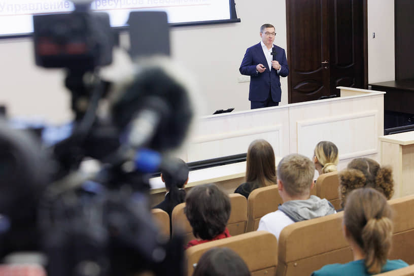  Владимир Якушев во время выступления перед студентами