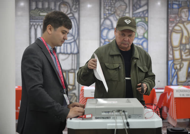 Избиратель на участке во время голосования