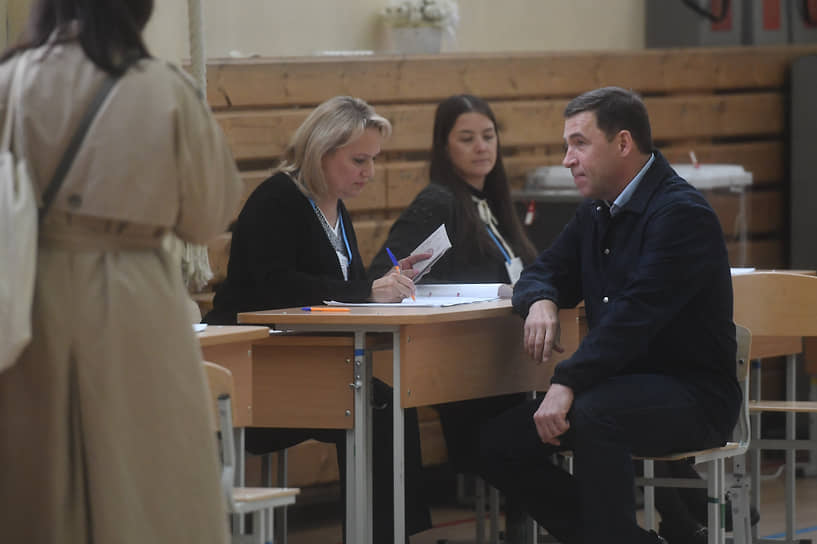 Губернатор Свердловской области Евгений Куйвашев на участке во время голосования