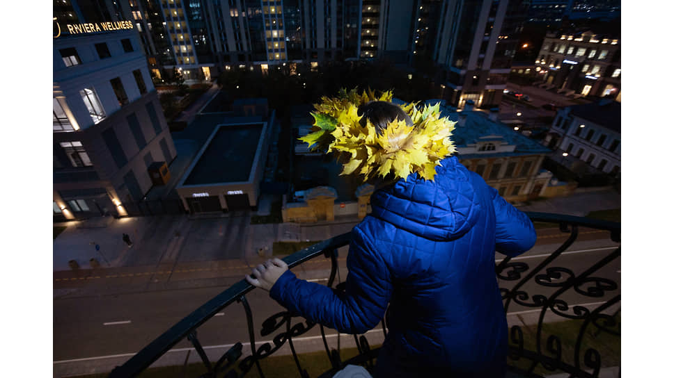  Девушка с венком из желтых листьев на балконе дома