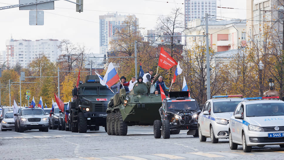 Проехав по проспекту Ленина и улице Московская, колонна вернулась на площадь 1905 года