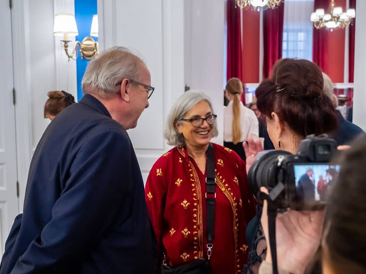 В центре Ирэн Комо-Демидова — прямой потомок князей Демидовых, ныне живущая во Франции