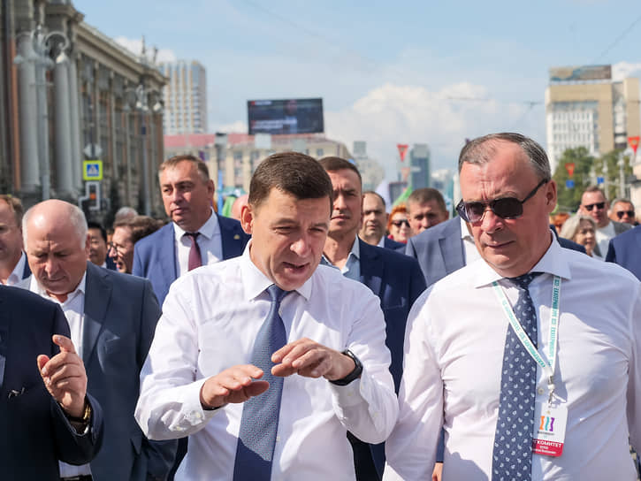 Губернатор Свердловской области Евгений Куйвашев (в центре) и глава Екатеринбурга Алексей Орлов (справа) во время праздничных мероприятий в честь юбилея Екатеринбурга