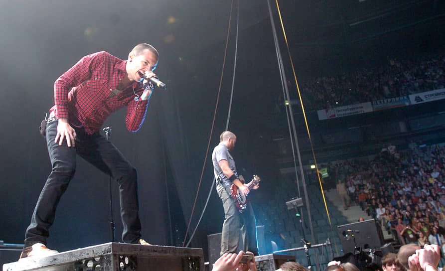 Группа Linkin Park и вокалист, Честера Беннингтона на концерте