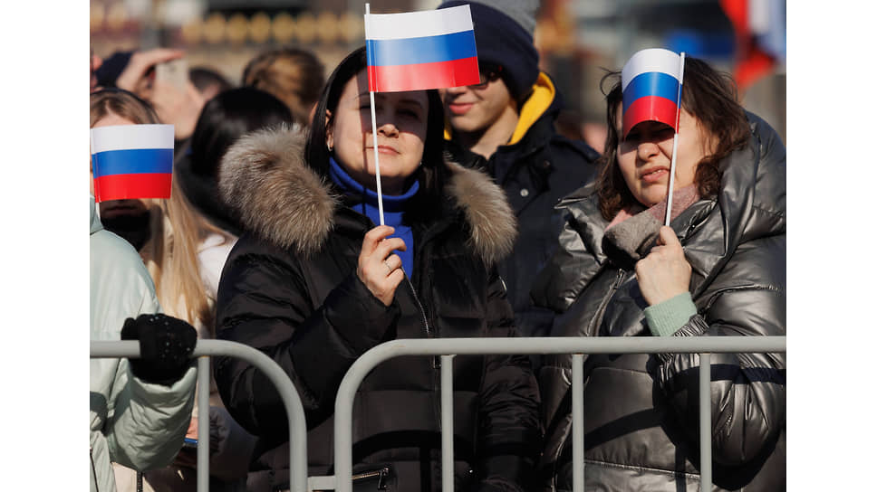  Участники митинга-концерта &quot;Россия, Крым, Севастополь. 10 лет в родной гавани&quot; на стадионе &quot;Екатеринбург Арена&quot;