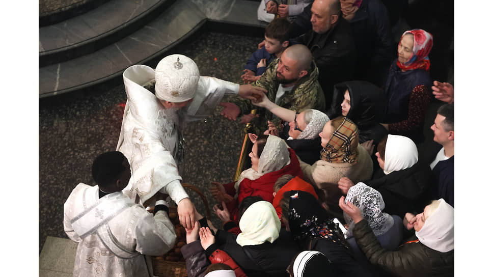 Праздничное Пасхальное богослужение в Свято-Троицком кафедральном соборе