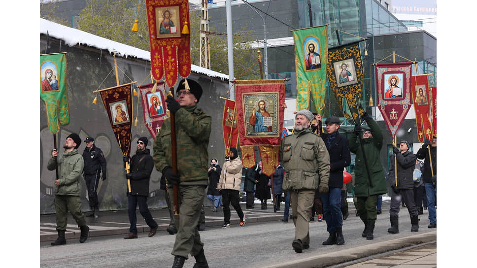 Праздничный пасхальный Крестный ход от Свято-Троицкого собора до храма-памятника на Крови Во имя Всех Святых в Земле Российской Просиявших (Храм-на-Крови)