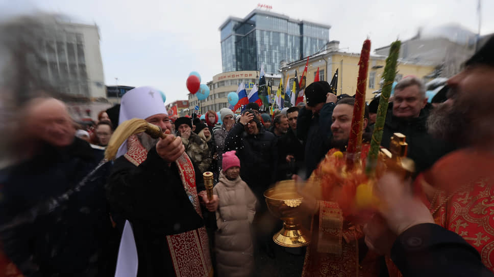 Праздничный пасхальный Крестный ход от Свято-Троицкого собора до храма-памятника на Крови Во имя Всех Святых в Земле Российской Просиявших (Храм-на-Крови)