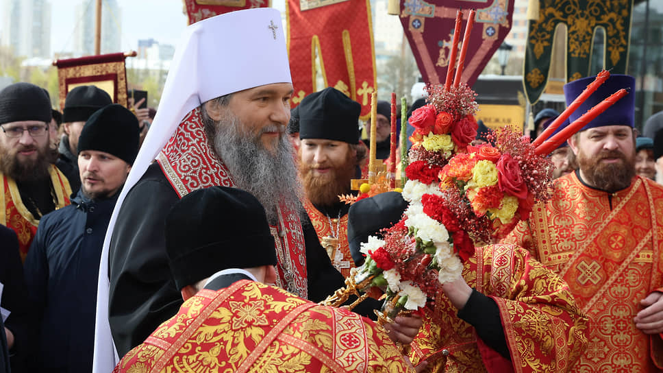 Праздничный пасхальный Крестный ход от Свято-Троицкого собора до храма-памятника на Крови Во имя Всех Святых в Земле Российской Просиявших (Храм-на-Крови)