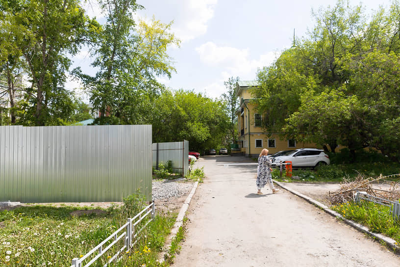 Рядом с ОКН появился забор