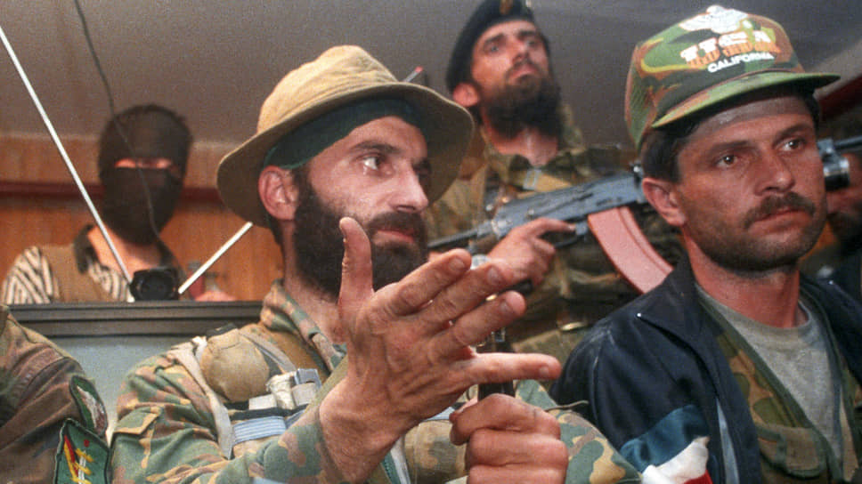 Полевой командир Шамиль Басаев в захваченной его боевиками больнице в Буденновске в 1995 году