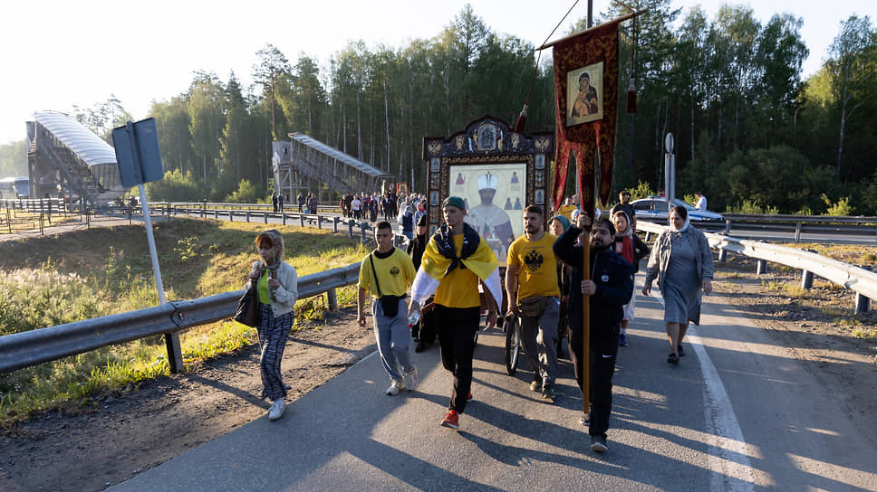 Верующие во время крестного хода