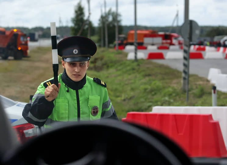 Дорожные службы и ГИБДД организовали объезд места ДТП